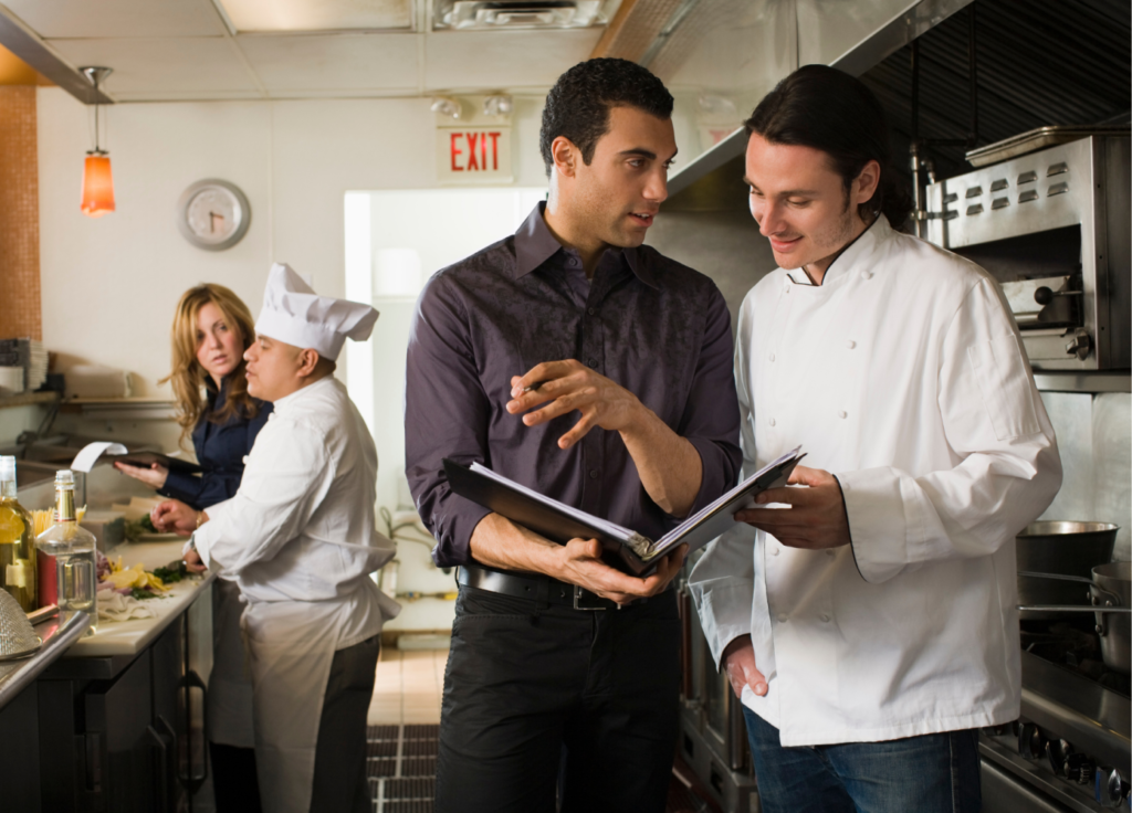 chef supervisando preparación gastronómica en cocina