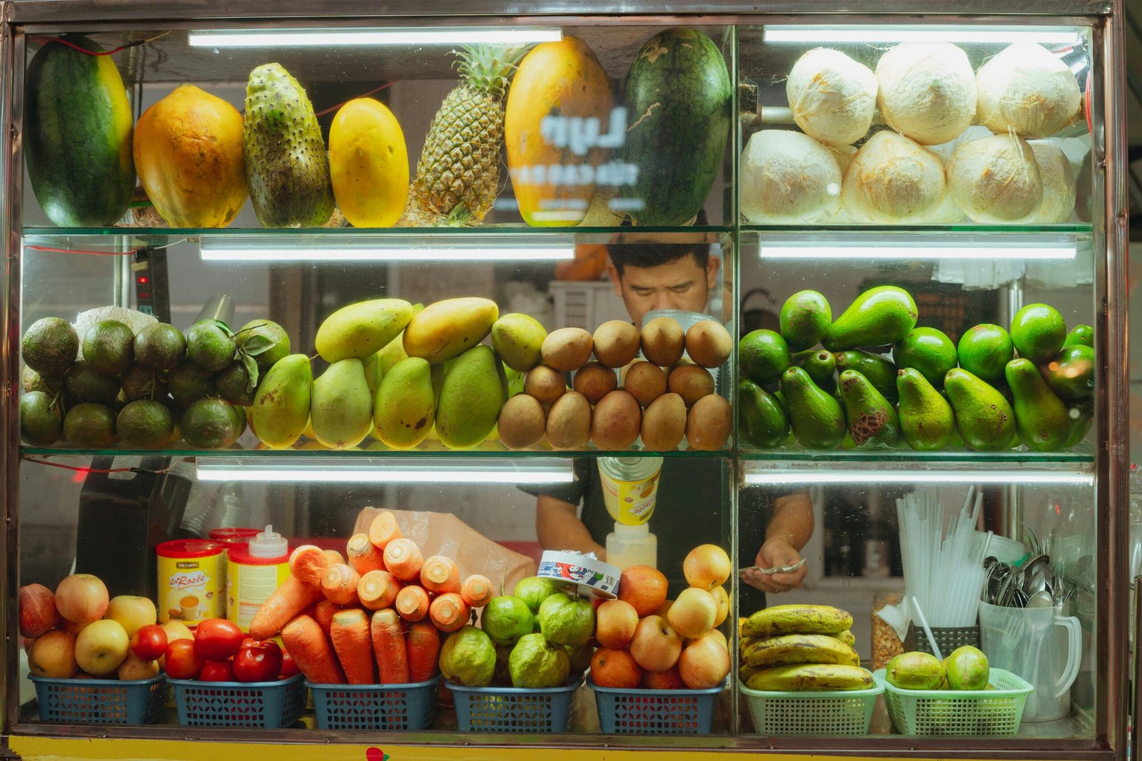 vitrina refrigerada con frutas frescas variadas